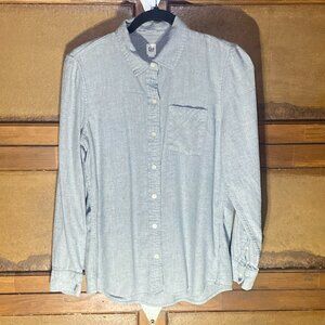 Light Gray Button‑Up Shirt with Chest Pocket for Minimalist Style